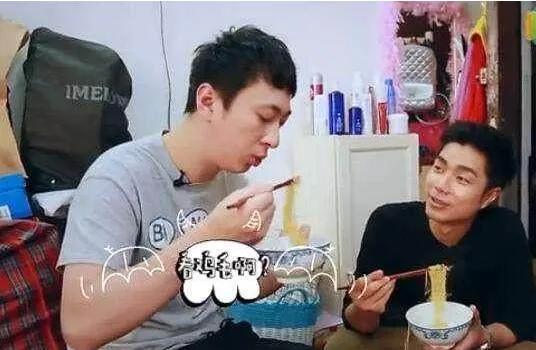 2016年，某档综艺节目里，王思聪走进女嘉宾寒酸的家，对方手足无措地翻出两包方便