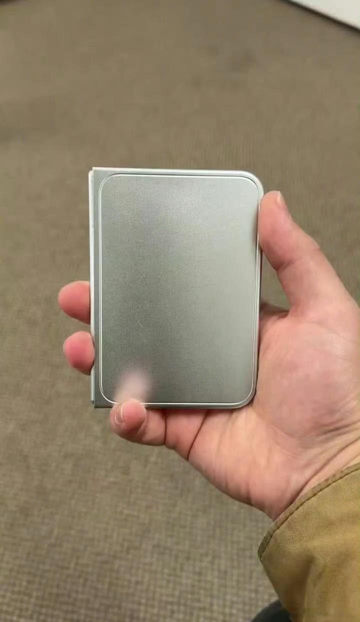 iPhoneUltra金属机模怎么神似华为PuraXMax，苹果你这是闹哪样