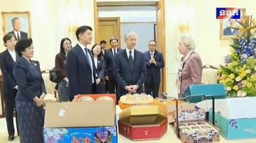 不大理解，汪大使去拜访陪娃来华参加阅兵仪式的莫尼列，带了糕点和水果还有翻译，莫尼