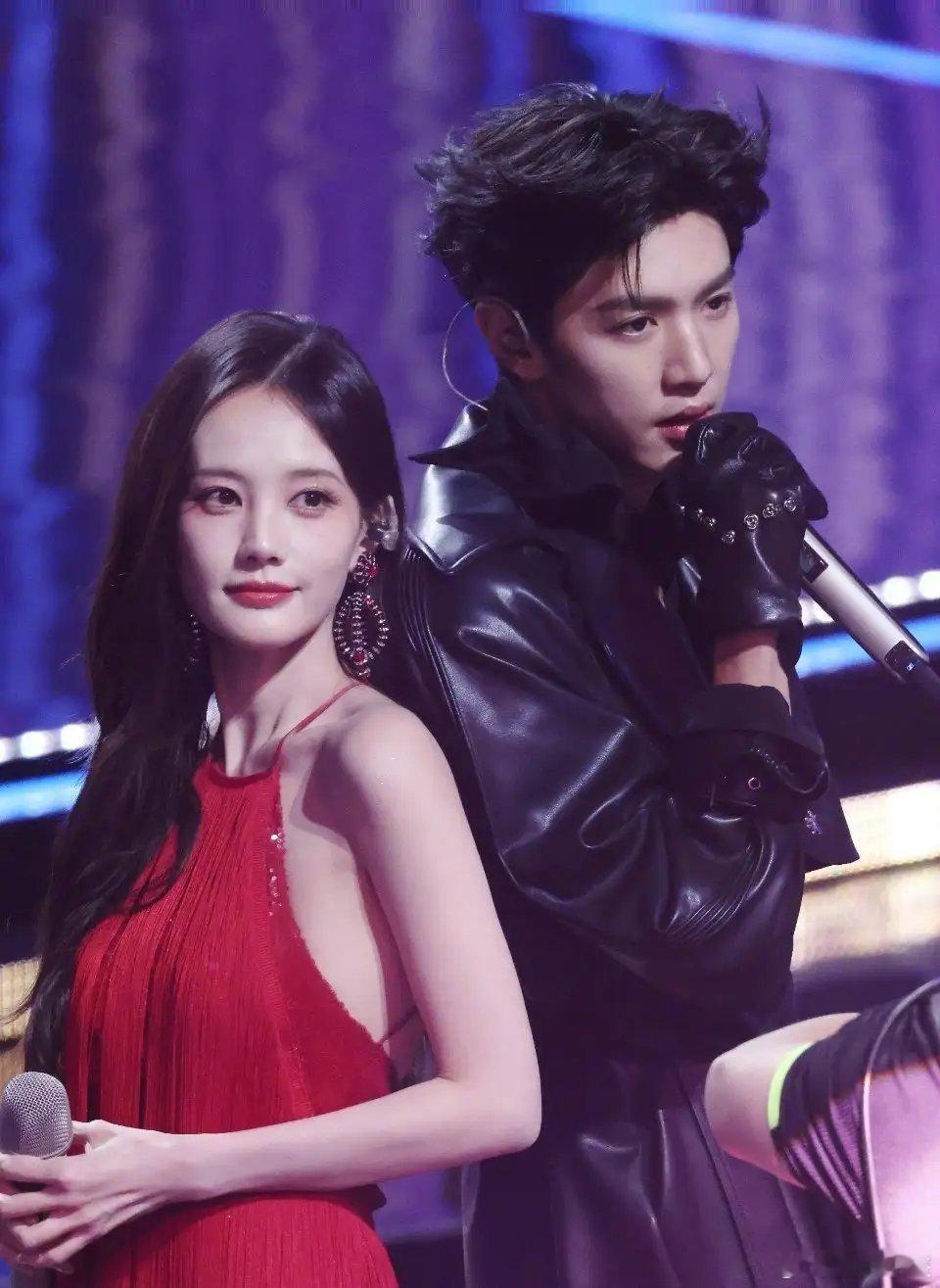 李一桐真是舞台王者：把假唱演活了。李一桐和陈哲远的节目让人大跌眼镜。舞台上李一桐