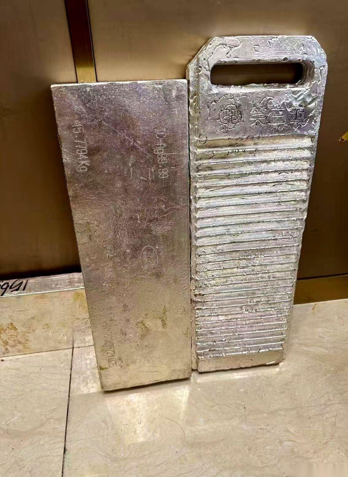 朋友圈刷到一个哥们儿，说他玩黄金。5万干到1万，然后一波骚操作，现在账户9万了