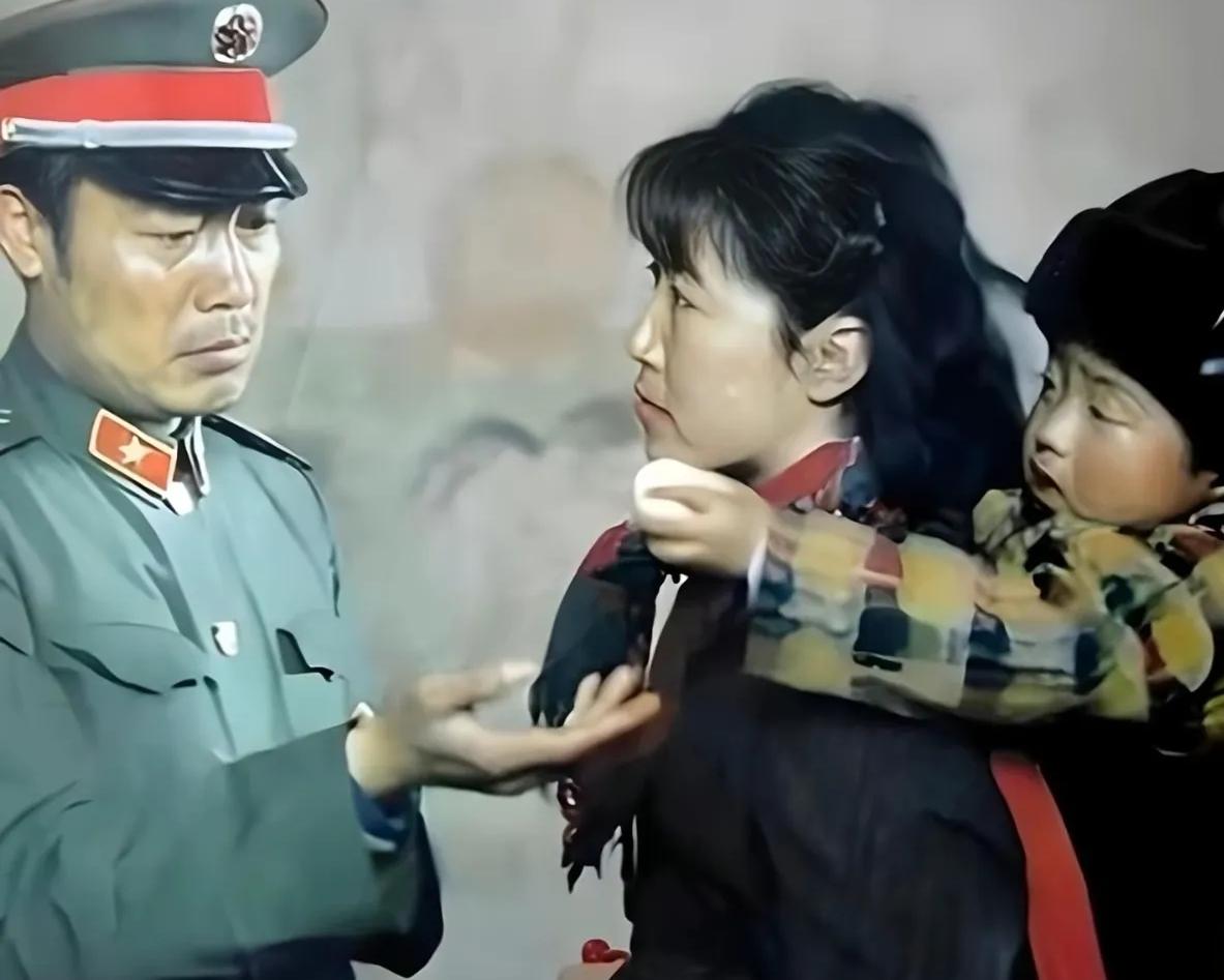 一张让人泪目的照片！1985年1月，67军赴老山轮战前夕，昆明火车站拍下的