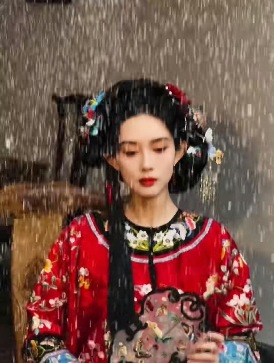 孟子义好适合红色🌹伟大的脸，浓颜的冲击力溢出屏幕了！