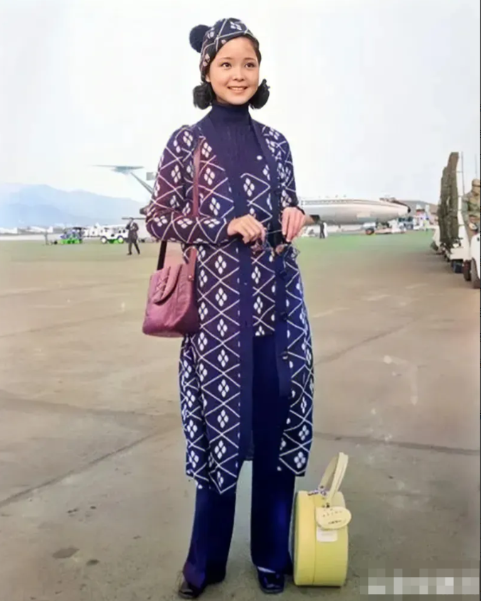 1970年，17岁的邓丽君在台北机场留下了一张青春洋溢的珍贵照片。她当时的时尚装