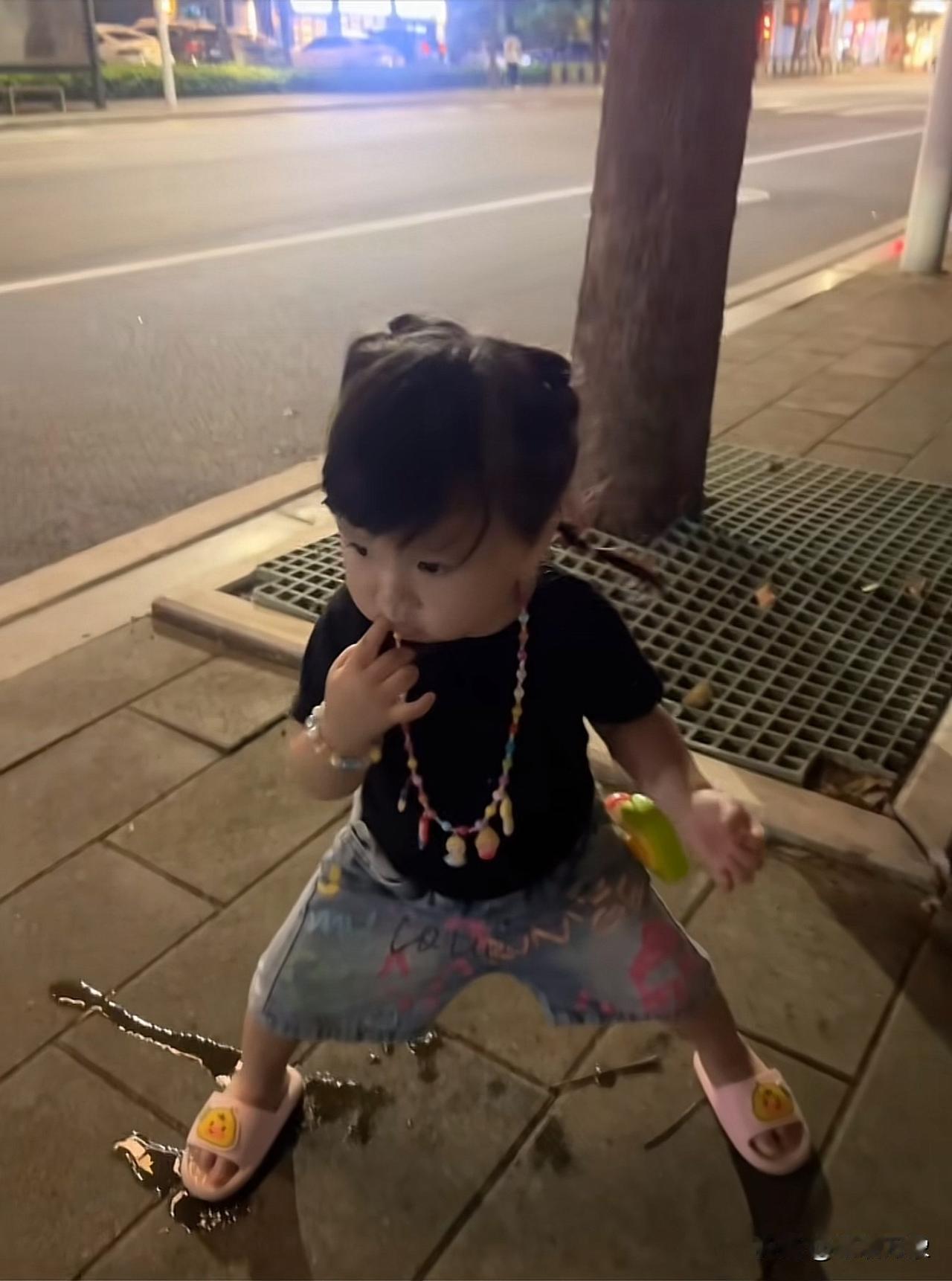 就说咋突然不走了[捂脸哭]＃人类幼崽迷惑行为大赏