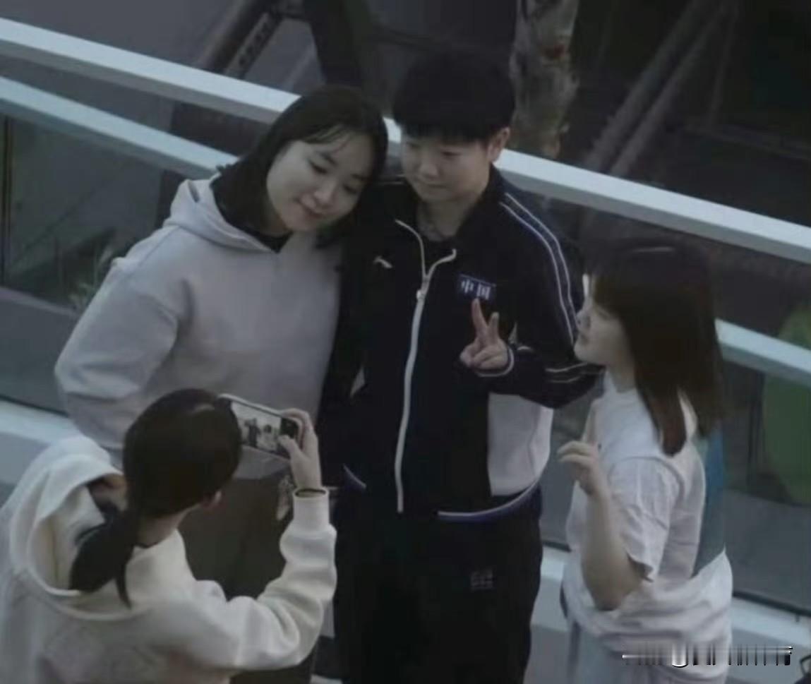 孙颖莎果然是人见人爱啊，你看这香港总决赛的欢迎晚宴上，被日本乒乓球队的队员们包围