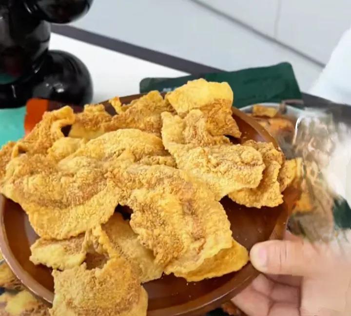 熬完猪油的油渣，扔掉可惜吃了怕伤身？答案来了刚熬好的猪油渣香飘满屋，老妈捏起