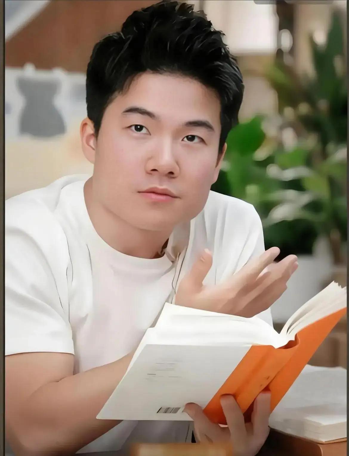 董宇辉终于扯下了那块遮羞布！ 近日访谈里，主持人问谁是他的伯乐。他没谢领导，