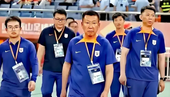 崔康熙知耻而后勇，“令人敬畏”！1、在遭受万人喊下课后，崔康熙并没有选择逃避，