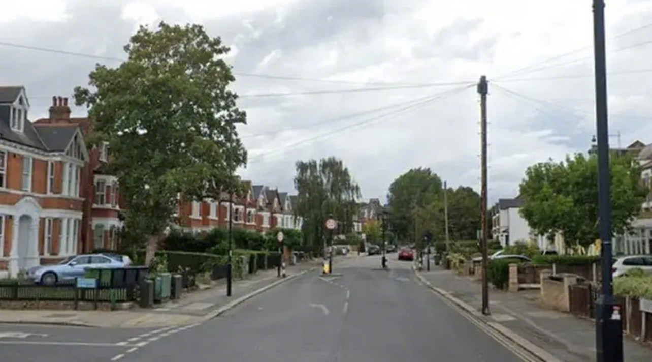 美国富二代在英国刺伤中国女留学生后逃跑，任女方伤重不治死在现场。在女友濒死的夜晚