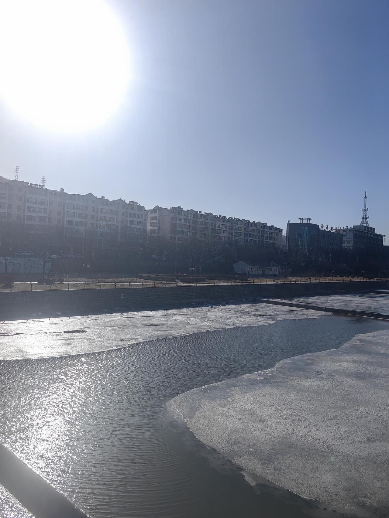 近段时间，阳泉上空总有飞机盘旋飞行。难不成是在航拍城市景色？可也不该频繁飞行啊。