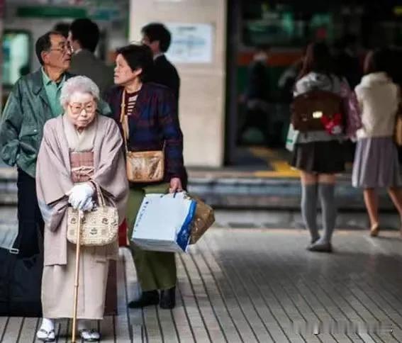 毁掉一个国家不一定非得打仗，这次中国牢牢抓住了日本的命脉，大家都清楚，现在的日本