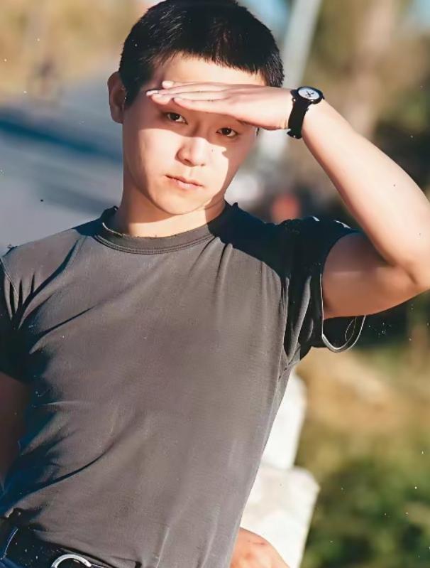 王菲的眼光，圈内公认最毒。你看她三任男人，窦唯、李亚鹏、谢霆锋，居然没一个垮掉