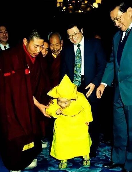 2005年，探访15岁的十一世班禅：他的一天24小时如何度过？