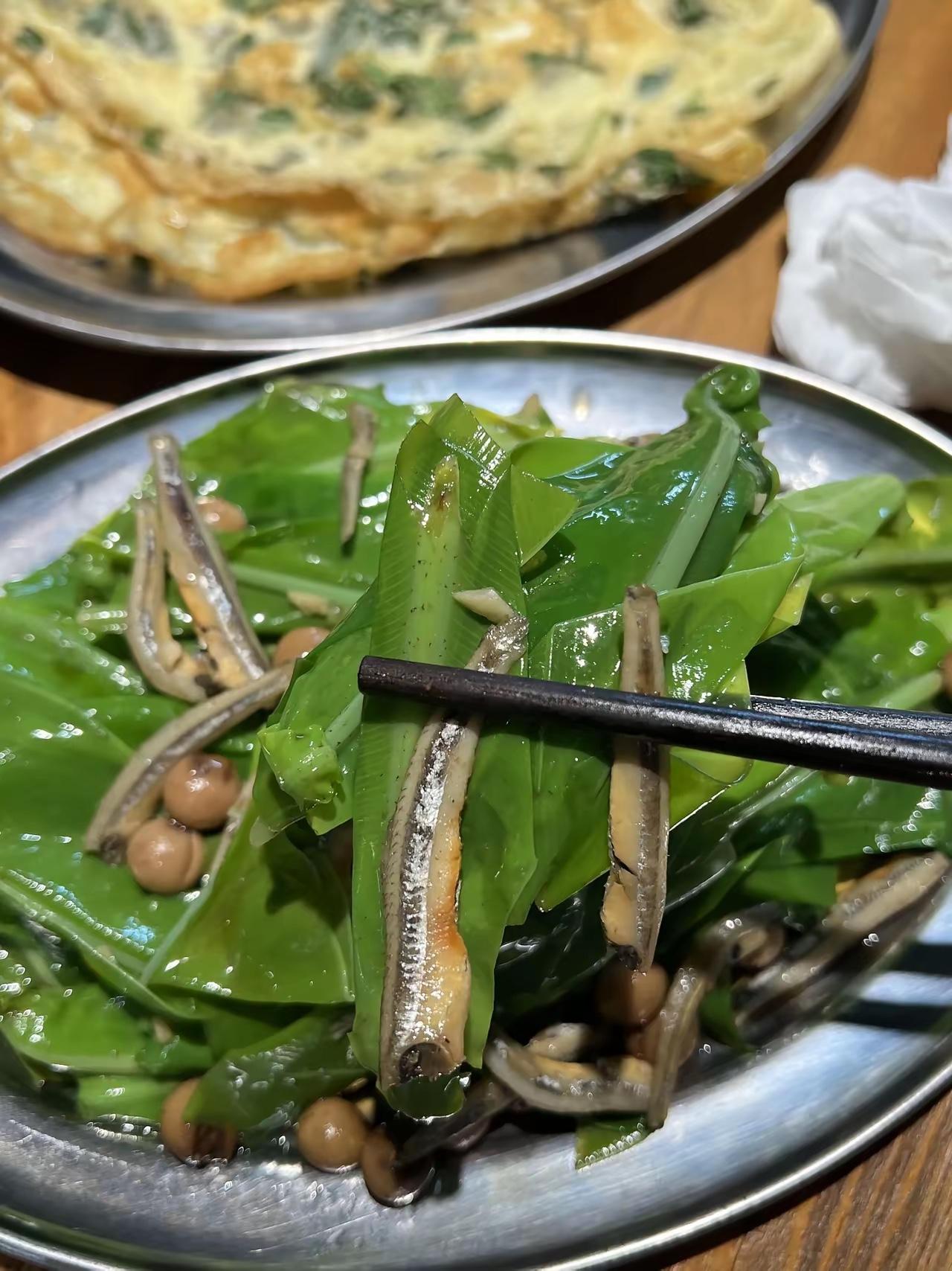 山苏清炒也好吃，在湾湾很多小店都有这道菜，山苏拥有丰富的维生素，钙，铁，膳食纤维