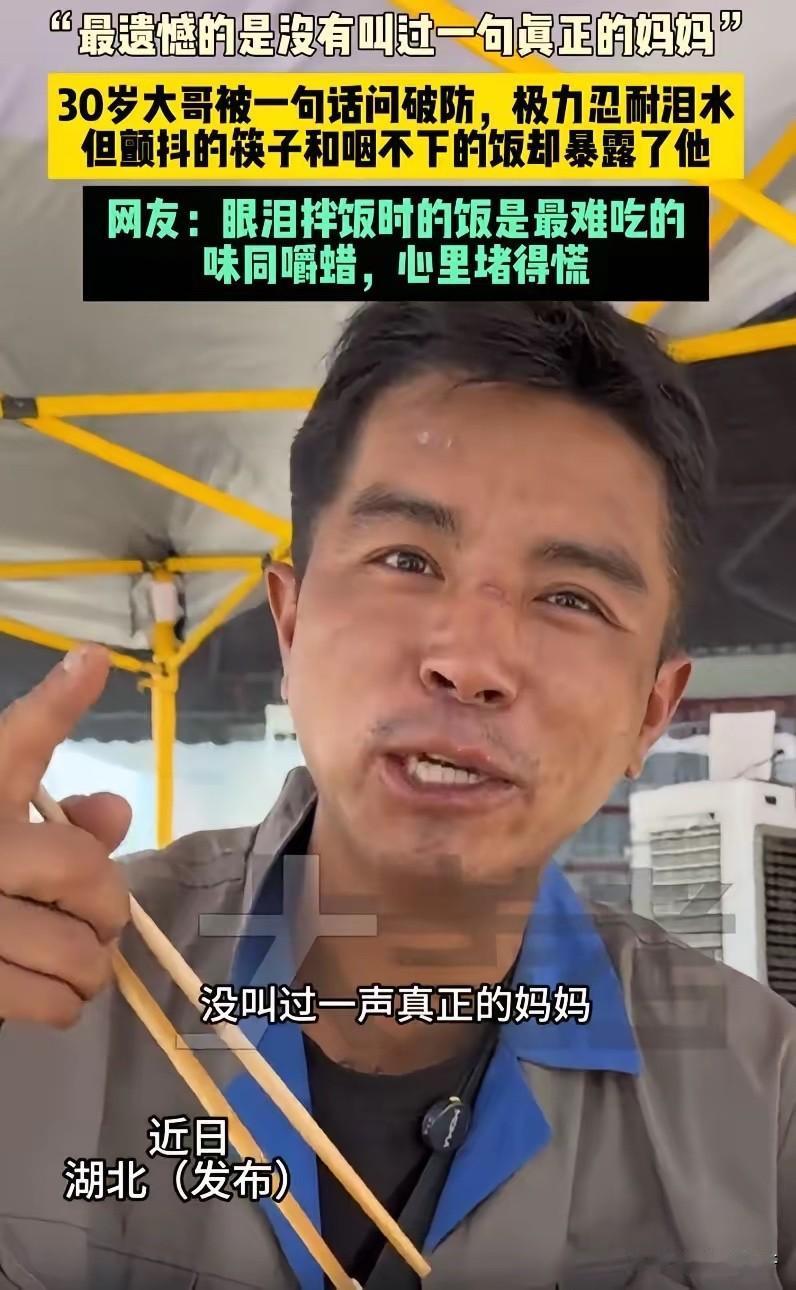 看哭了！一女子在劳务市场找工人时，发现一名小伙很可怜，聊天中得知他的行李全被偷了