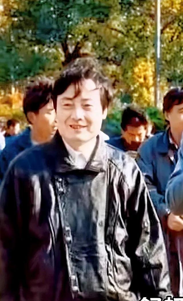 年轻时的宗庆后也不是不注重穿搭，这件皮衣就很洋气！看年龄那时他也就四五十岁，90