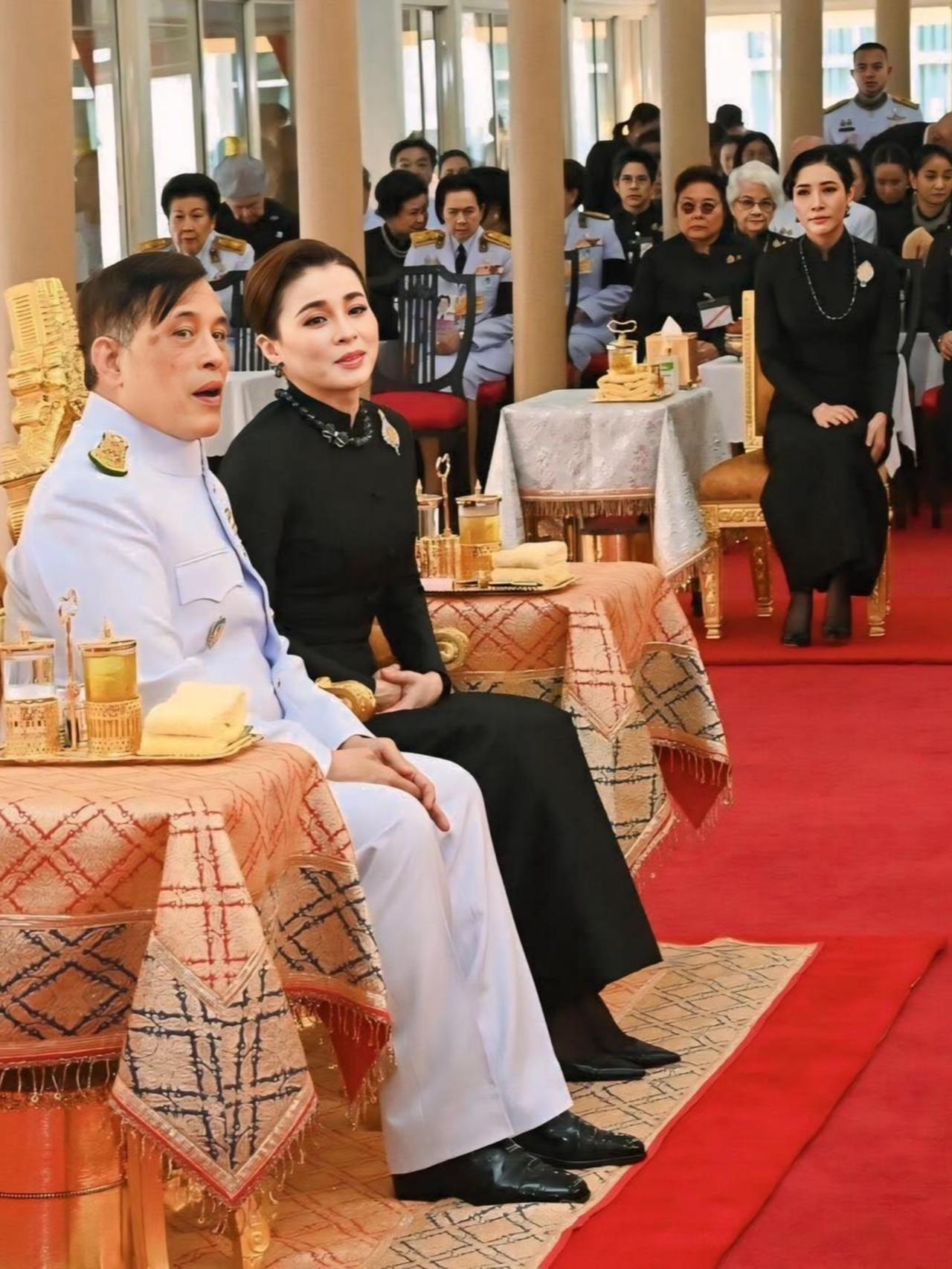 74岁泰王意气风发，带着一后一妃出席公务2月7日下午5点27分，玛哈·哇集拉隆