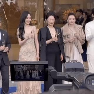 唐嫣粉丝觉得蒂芙尼高管先和唐嫣碰杯、后和章子怡碰杯，所以唐嫣的咖位大于章子怡。