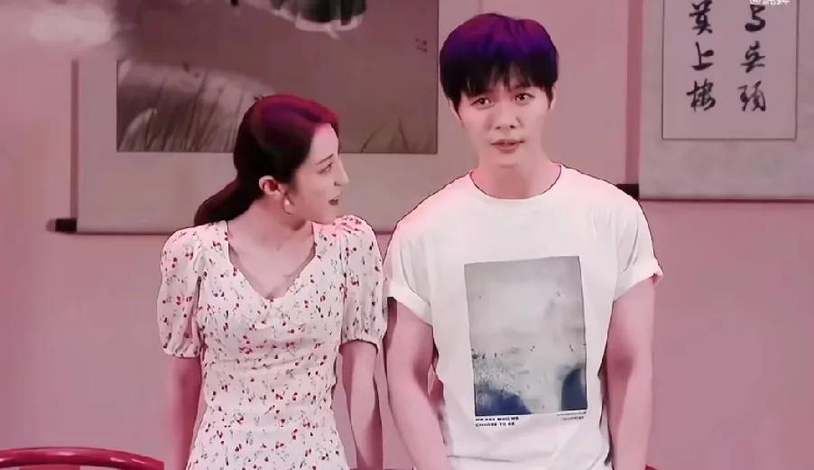 5月26日，有狗仔拍到了张小婉和男友左凌峰一起聚餐的视频，视频中两人手牵手走在一