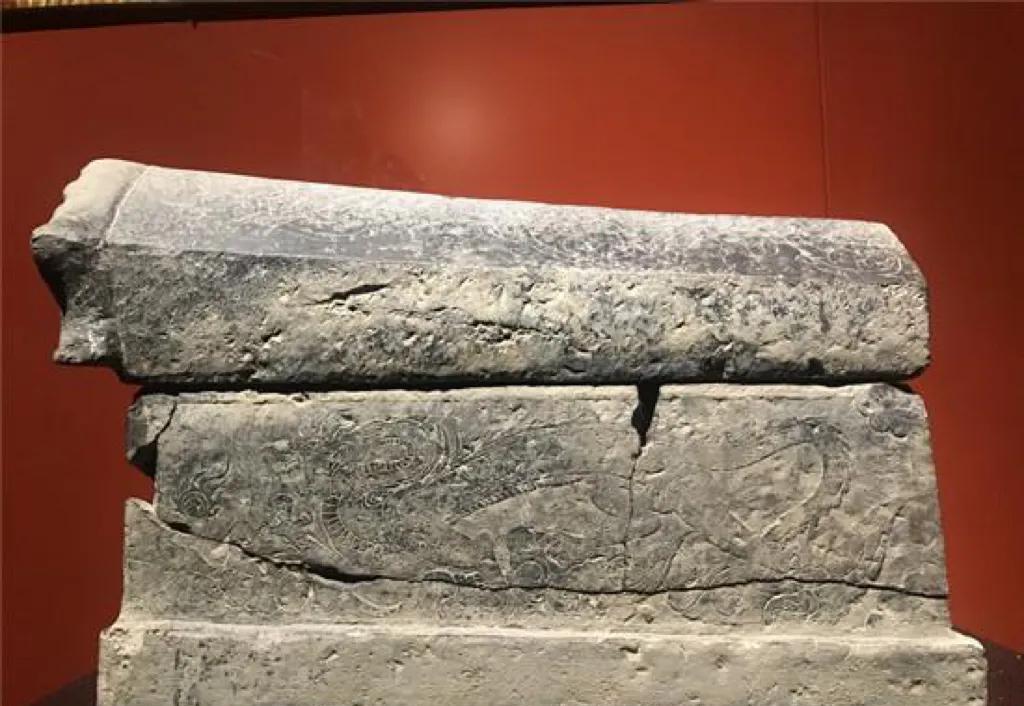 1972年，山东一小学生植树时,突然挖出一个刻满铭文的小石棺。两个半大孩子挥