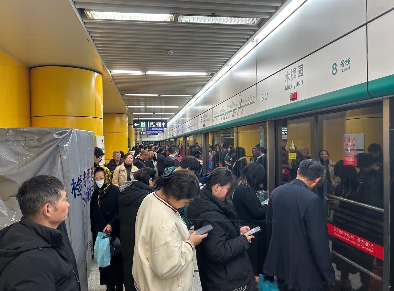 网友：2025年11月8日，北京地铁8号线大红门站开通中轴线最后一块拼图完成✅