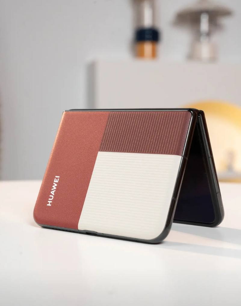 不经意间，余承东又带火了一个新品类！折叠手机还得看华为，这话一点不夸张。根据