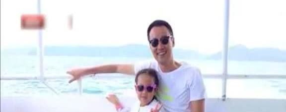 演员辛柏青说：“我记得大概在我女儿出生八九个月的时候吧，我去大连拍戏，拍完回去以