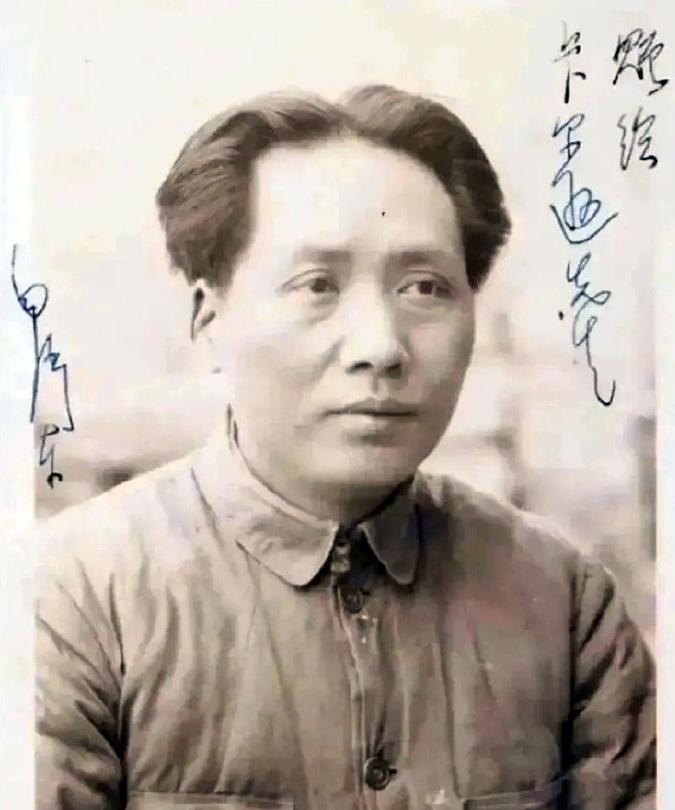 这是毛主席精挑细选了一张自己的照片赠送给卡尔逊。此时，毛主席不似长征刚刚到达延安