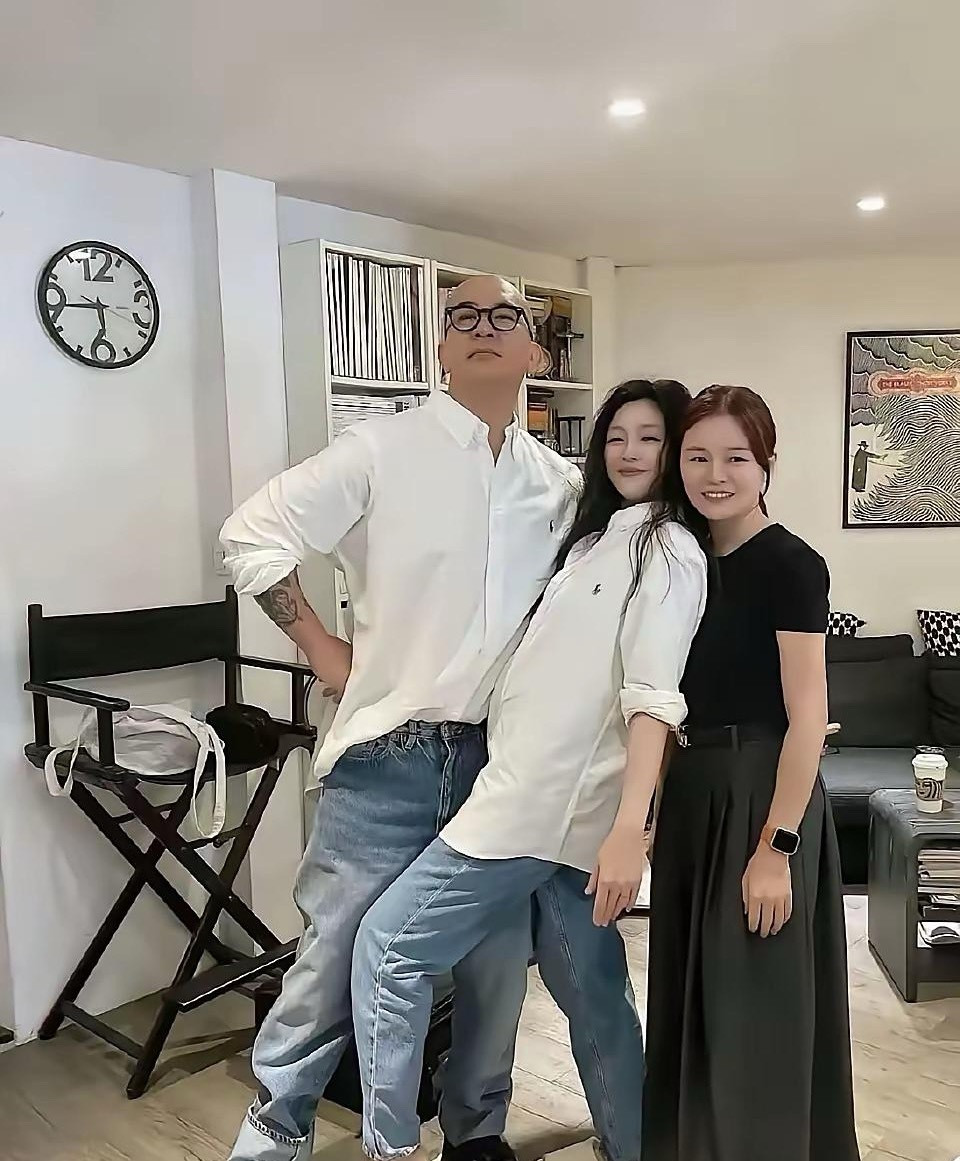 又刷到大S的这张照片，和具俊晔夫妻两人都穿着白衬衣牛仔裤，身子紧紧的靠在一起，满