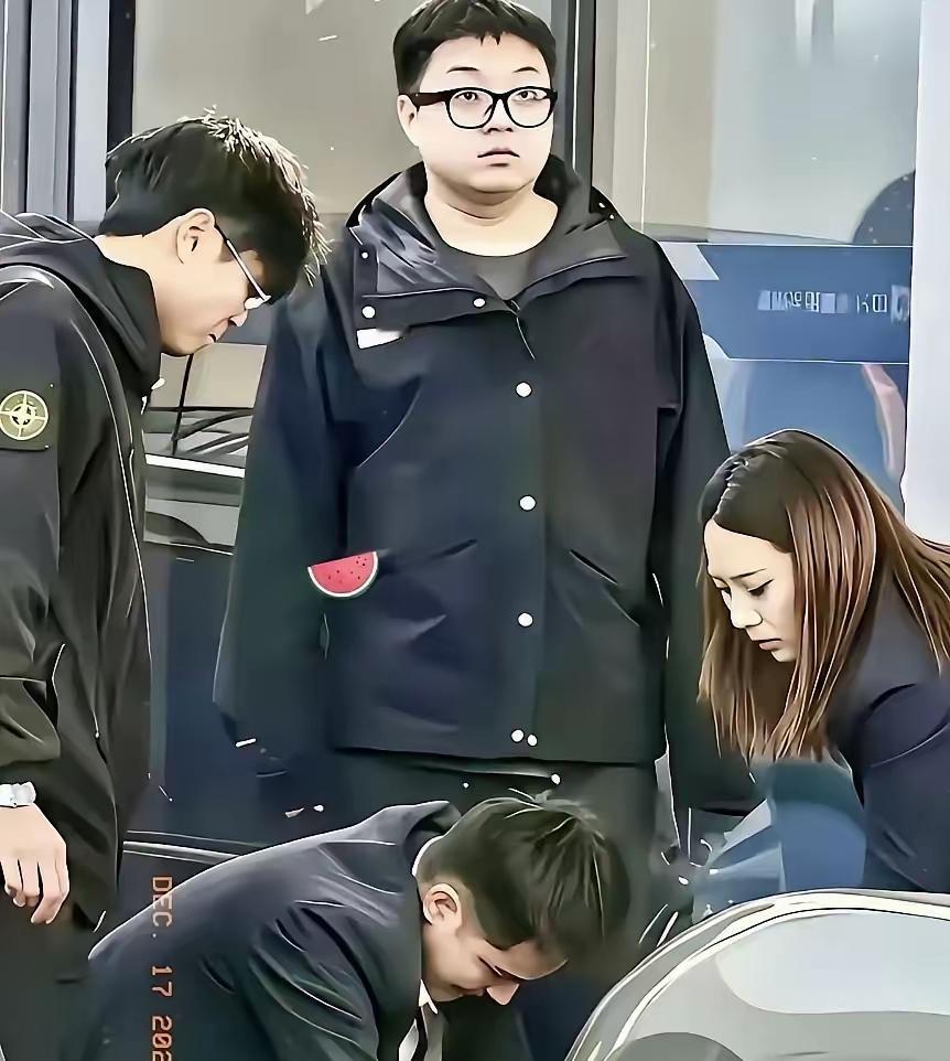 杭州小伙驾车撞了汽车销售员，司机眼神呆滞被网友误解成冷漠？真相其实挺让人心里不好