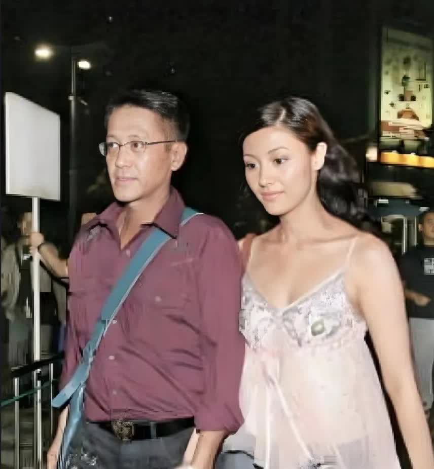 热恋期的许晋亨和李嘉欣，两人经常形影不离，时而去酒吧玩乐，时而到马场热吻。如今结