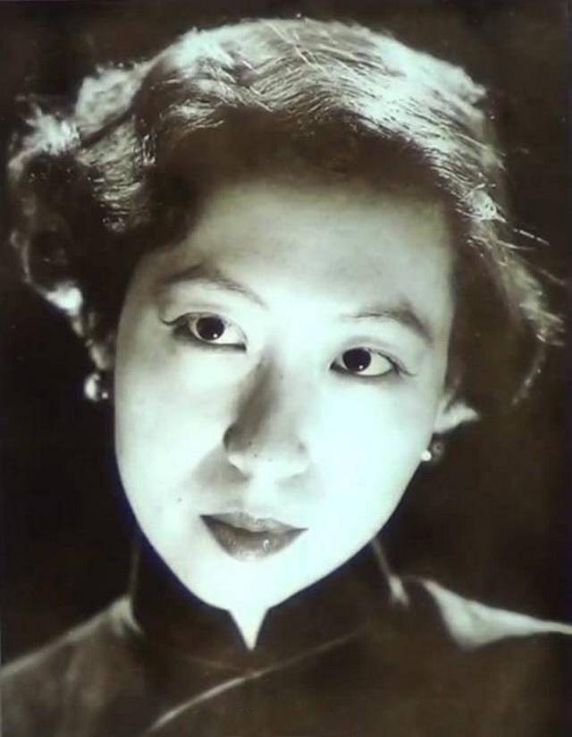 1953年，张爱玲的父亲张志沂躺在仅14平米，狭小的房子里，奄奄一息，他看着妻子