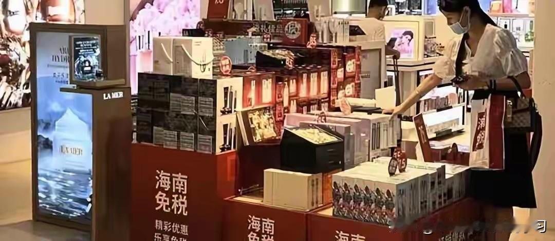 昨天海南全岛封关运作正式启动，热搜立马爆了。免税店里苹果手机排长队，iPhone