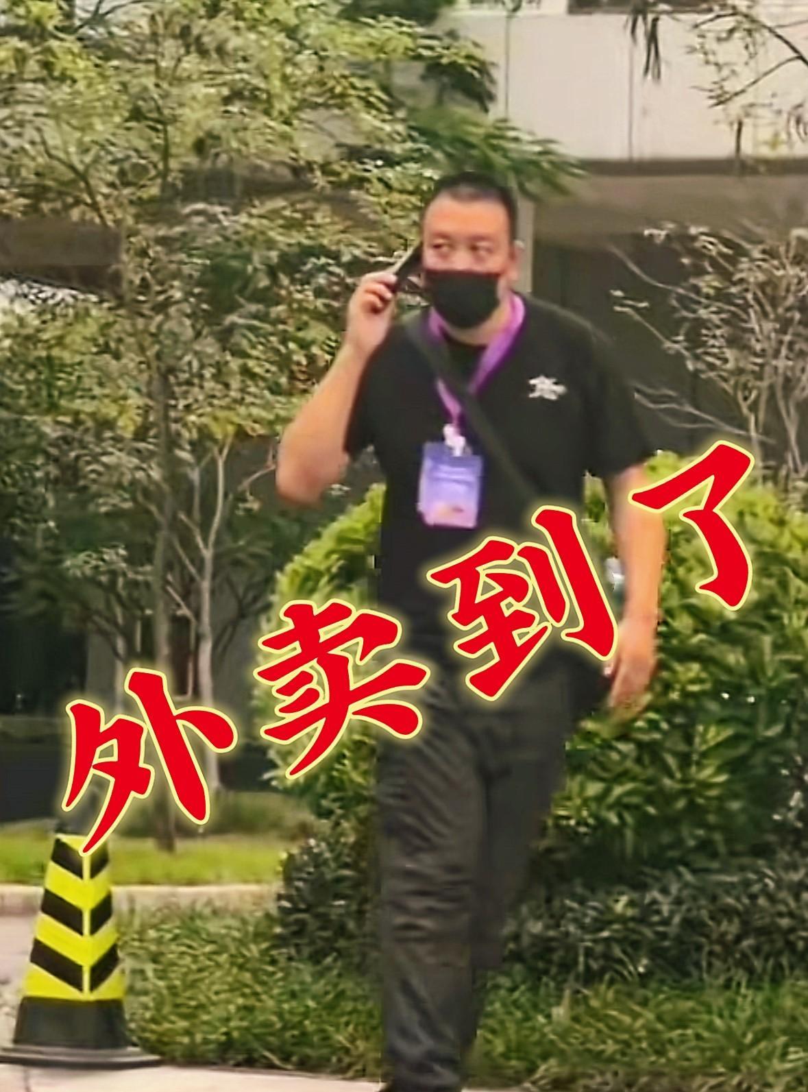 董宇辉在广西，生物钟被打乱了，不能再睡懒觉，必须早早起床，准备参加活动，吃饭时间