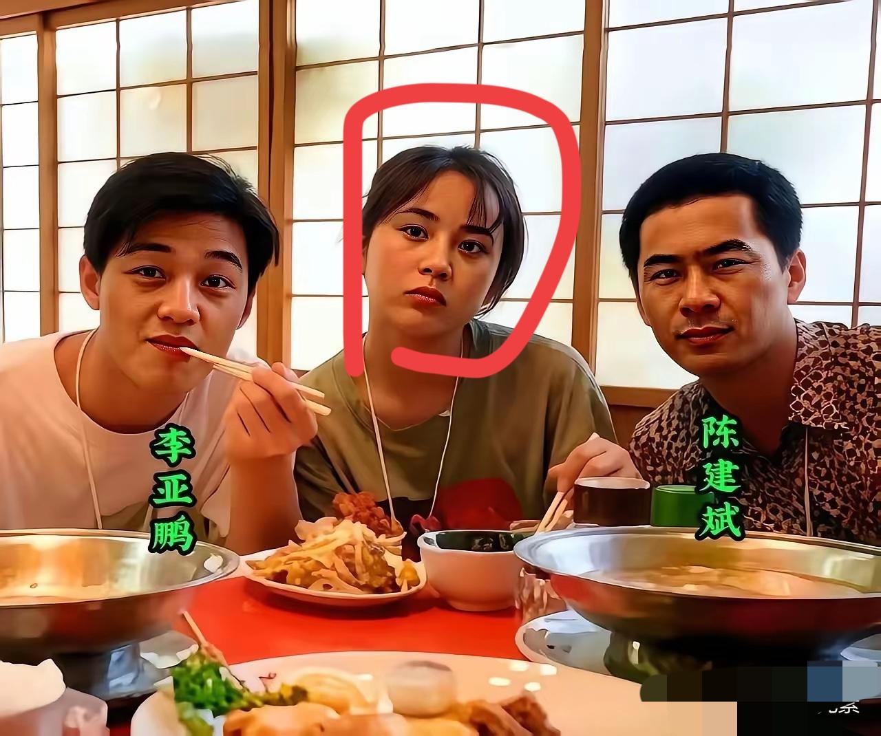 旁边二位帅哥我认识，中间这位女士是谁？
