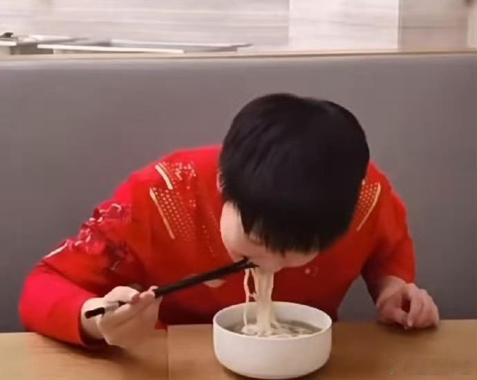 孙颖莎饭张力这一块孙颖莎吃饭的每个瞬间都好有戏！拿起筷子的认真，咀嚼时鼓起的脸颊