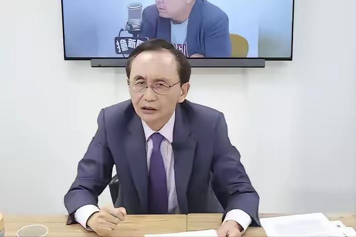吴子嘉的口风变了，突然批评起了郝龙斌，说郝龙斌暴露出两个缺点。吴子嘉说郝龙斌
