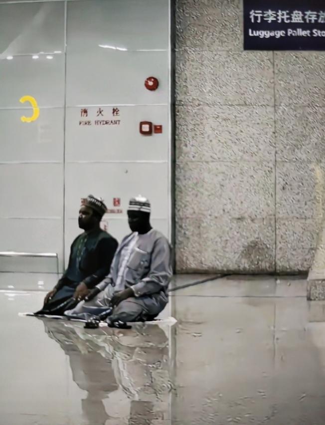 我妈妈说：中国不需要放宽移民政策。我妈妈这话太实在了！她说要是小区里来个黑皮
