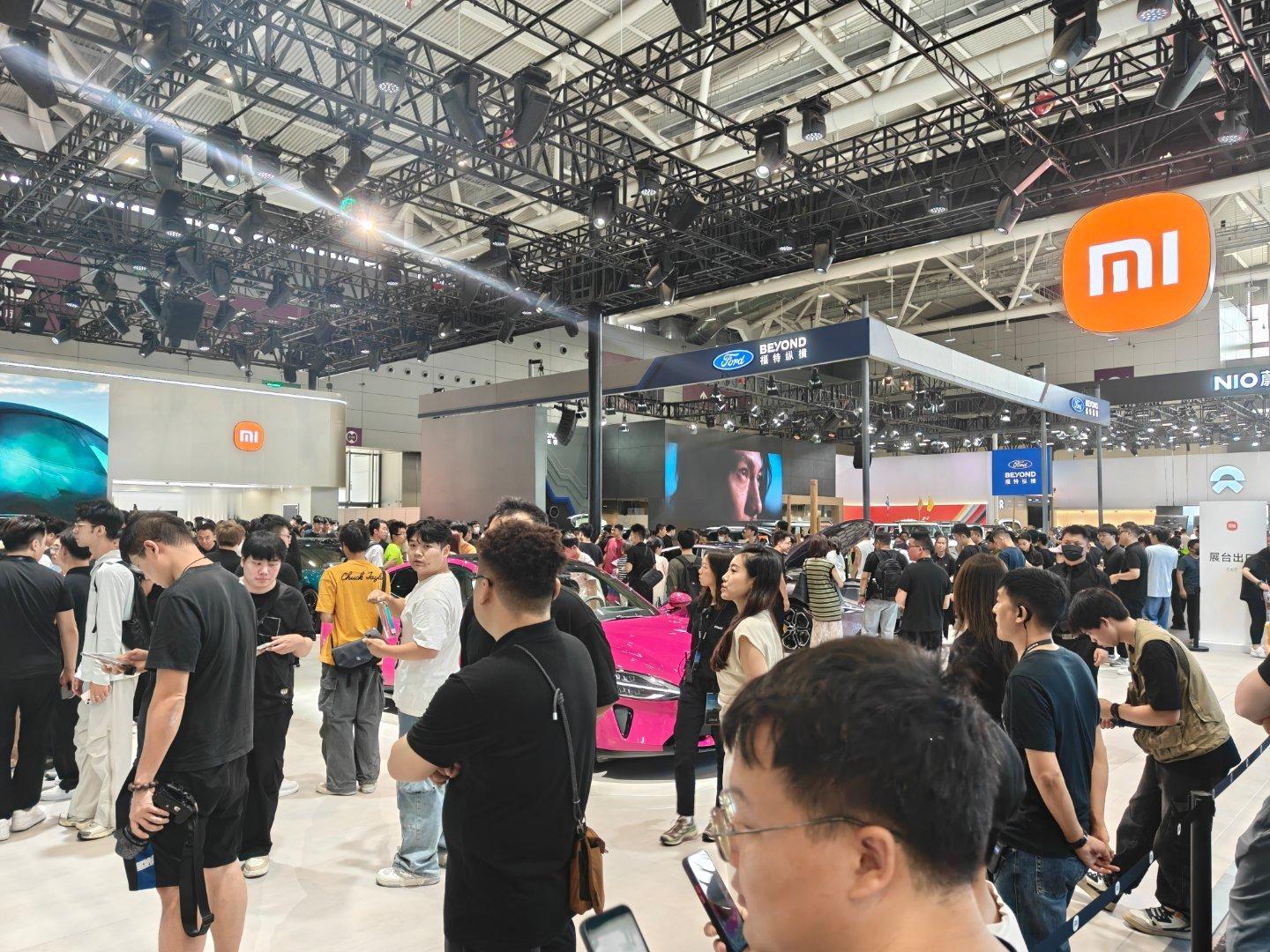 小米yu7﻿展台非常火爆，进展台就有很多人在排队。实车质感很不错，我个人很喜欢