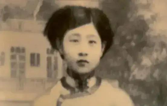 1941年，女战士辛锐被日军包围。危急关头，她扯过棉被盖住自己，鬼子色心大气，迫