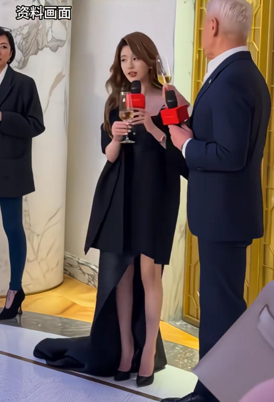 赵露思今天在上海参加宝格丽的宴会现场的她简直美出了新高度！一袭华丽的晚礼服，完美