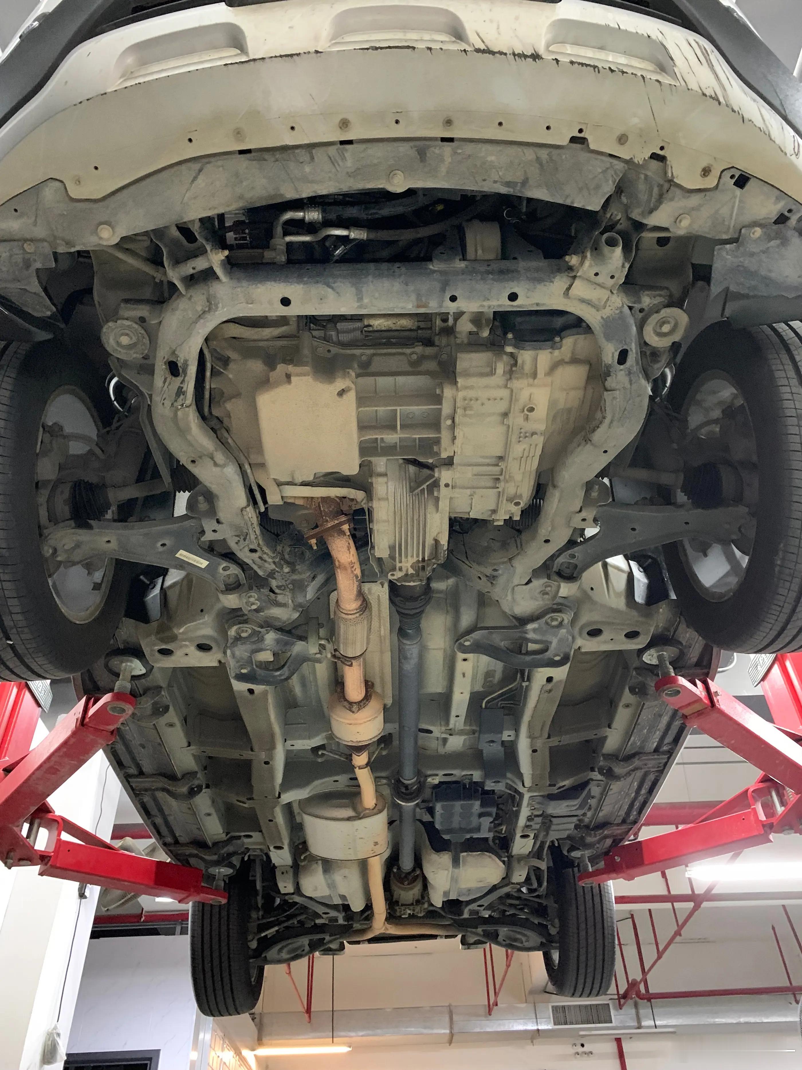 凯迪拉克XT5、XT6的下车体与其它城市SUV不同，车底有两根大截面的中间纵梁，