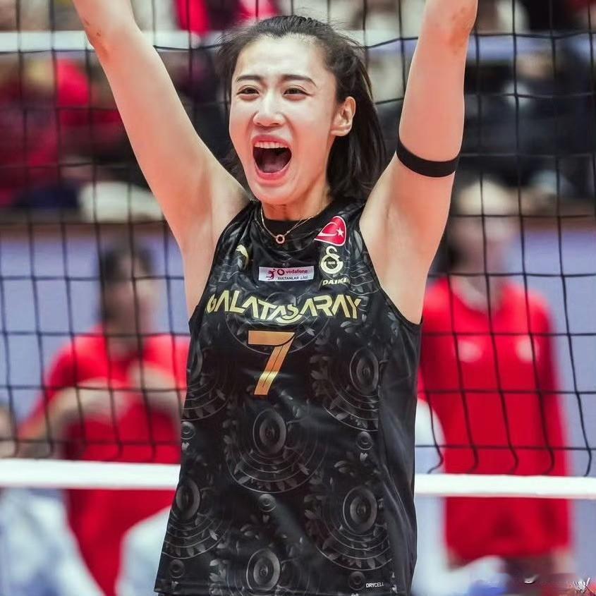 塞拉盛赞王媛媛：她的加入是球队骄傲！女排留洋传来暖心一幕，中国副攻王媛媛加