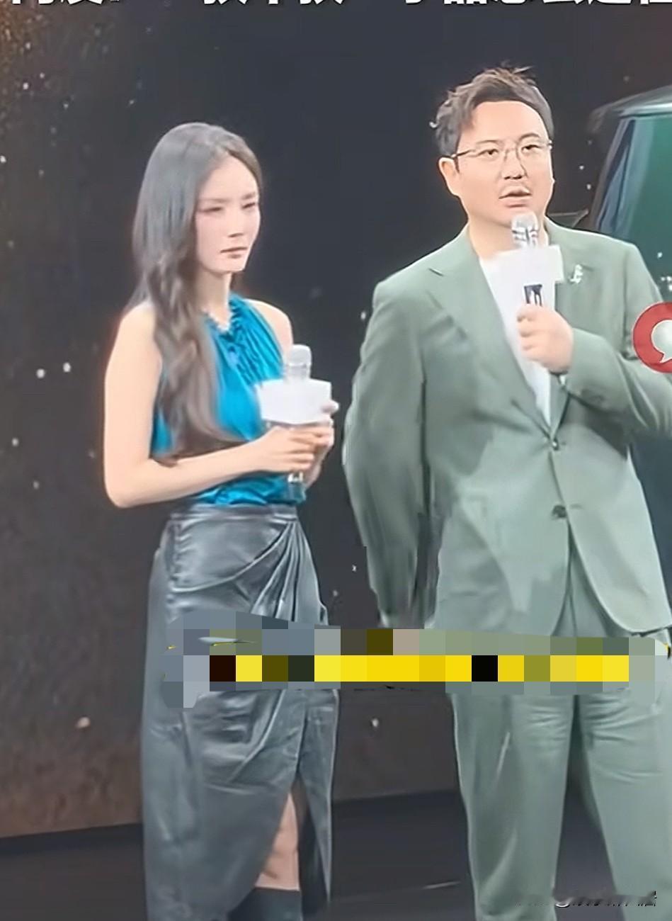 杨幂是会“舔”的？怪不得人家在娱乐圈混得开，你看她这一举动你就明白了，就拿沈腾