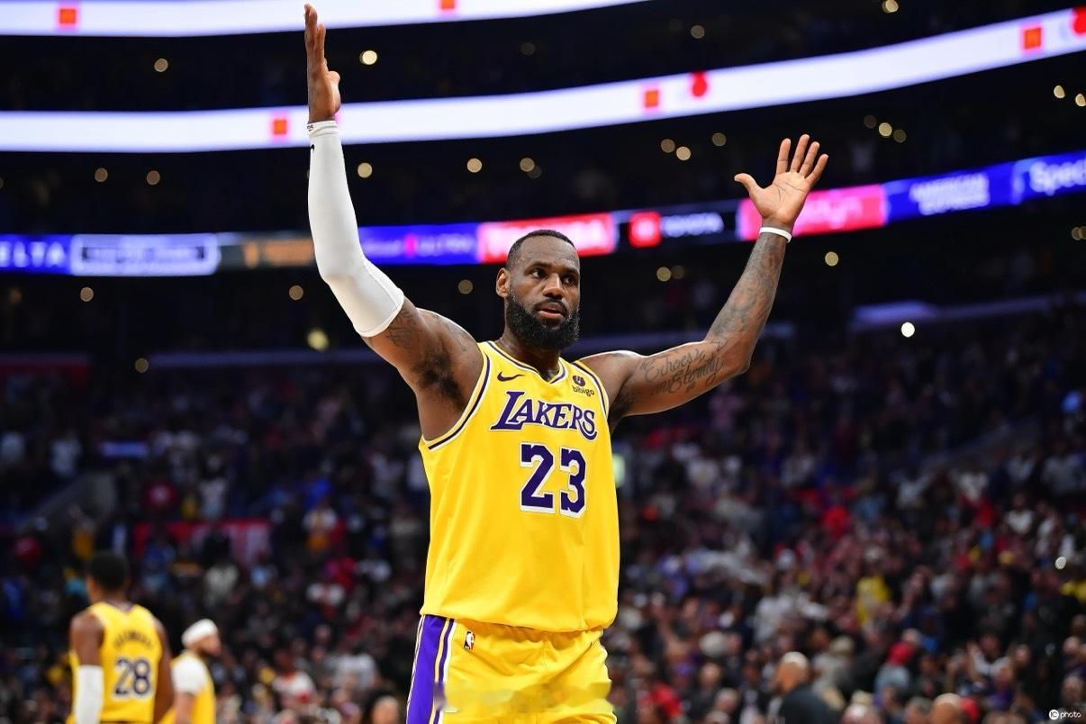 说起NBA的“西强东弱”，我真是有点懵啊！詹姆斯在东部的时候，连续八年总决赛，这