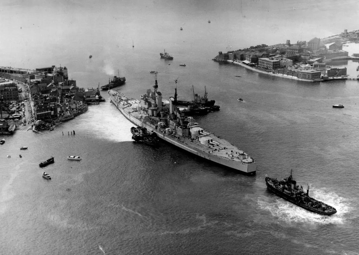 1960年8月4日，英国皇家海军最后一艘战列舰"前卫"号（HMSVanguar