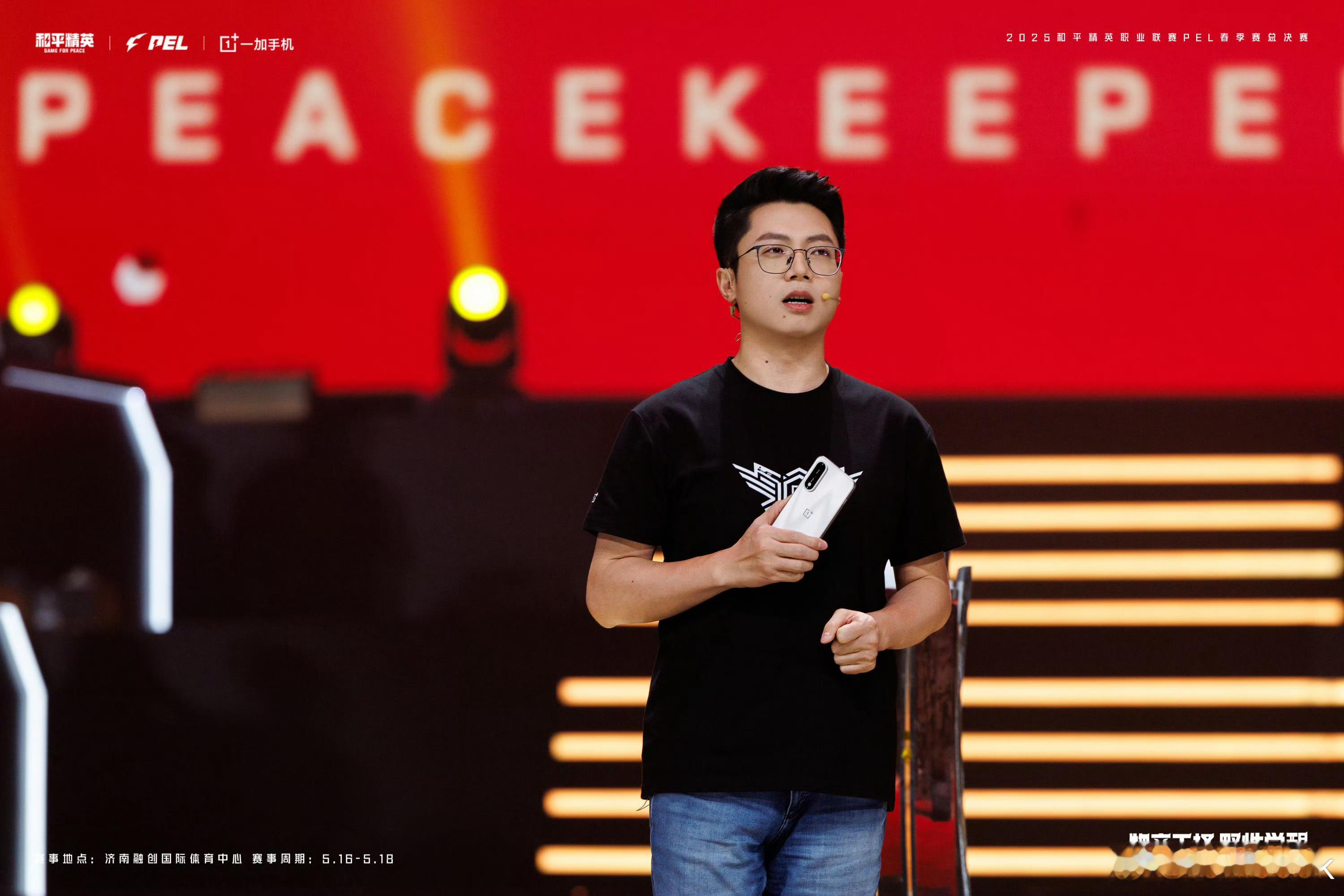一加Ace5至尊版真机来了，如图，长这样，全新的设计，小伙伴们觉得如何？[开