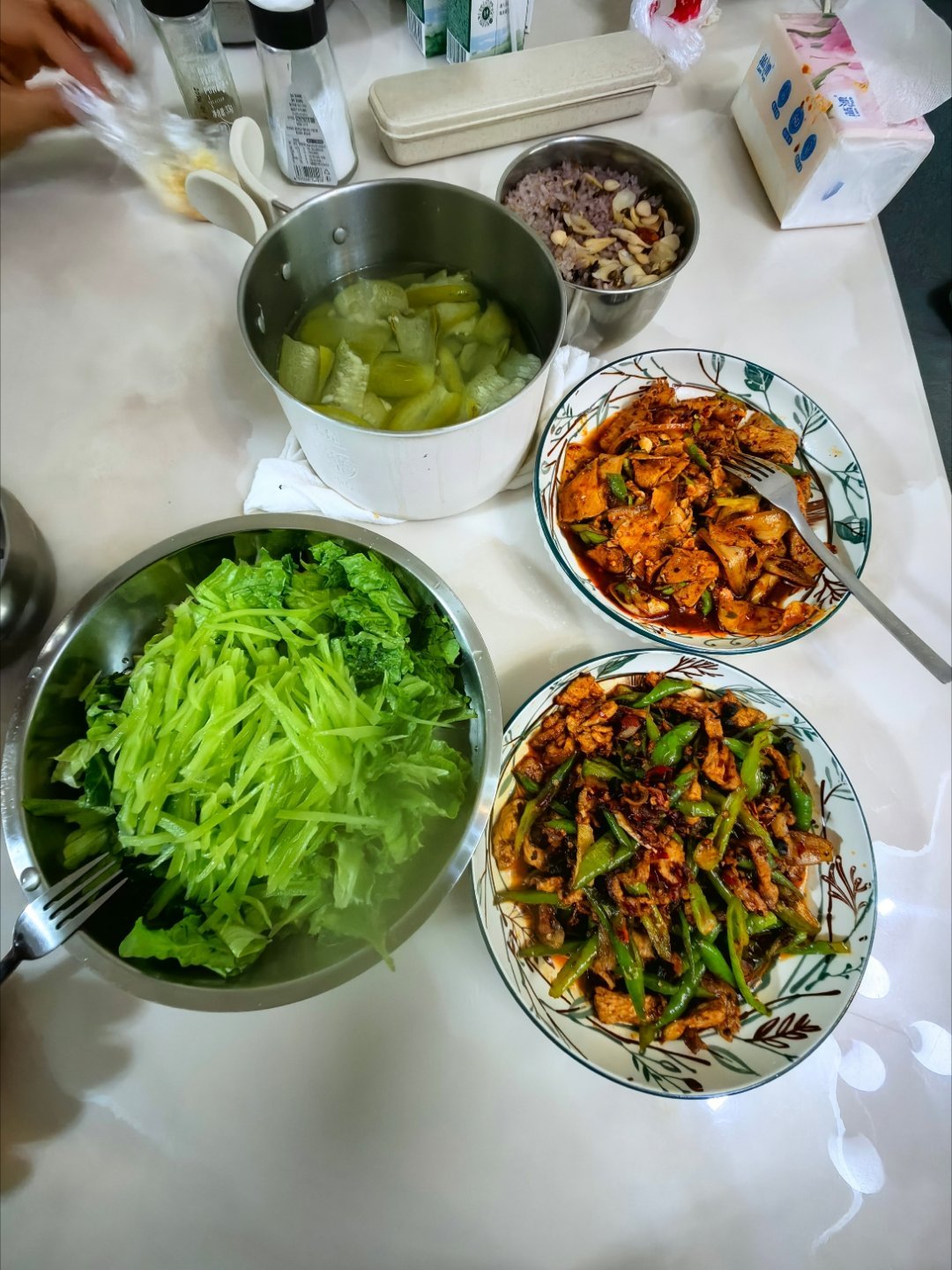 晚餐两荤，盐煎肉22元和凉拌白肉18元，是在民宿附近的小餐馆买的，中午在那里用过