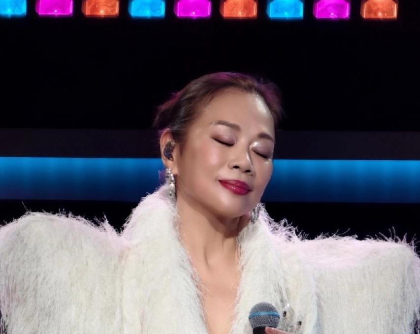 凌晨四点不睡觉一个中年男人在社交平台上激动得语无伦次只为一件事：他老婆的演唱